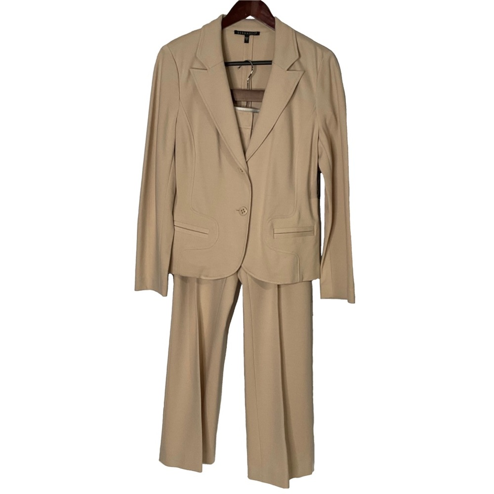 Bernardo beige two-piece suit set; notched lapel blazer, straight-leg pants Sz12
